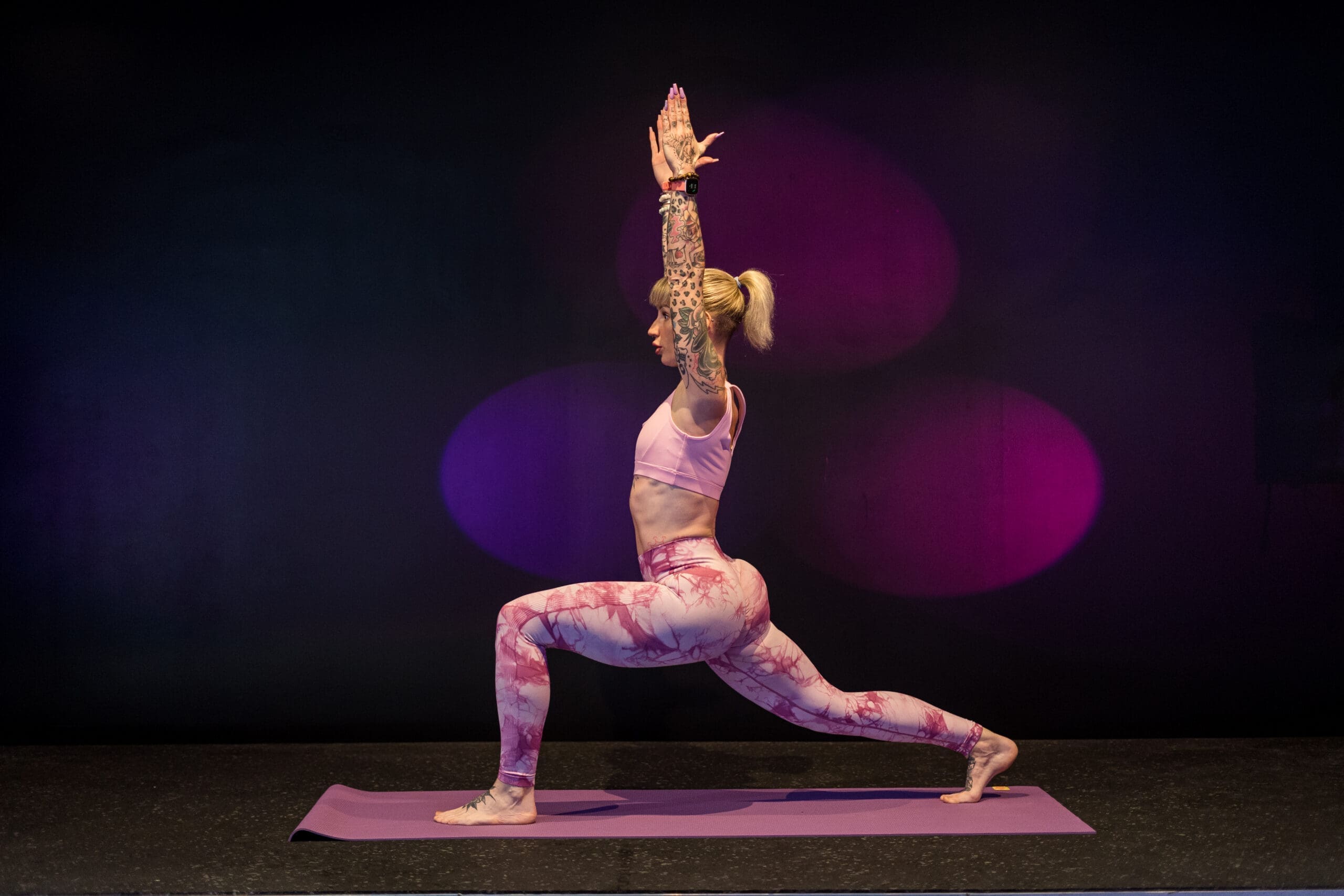 Femme faisant du yoga