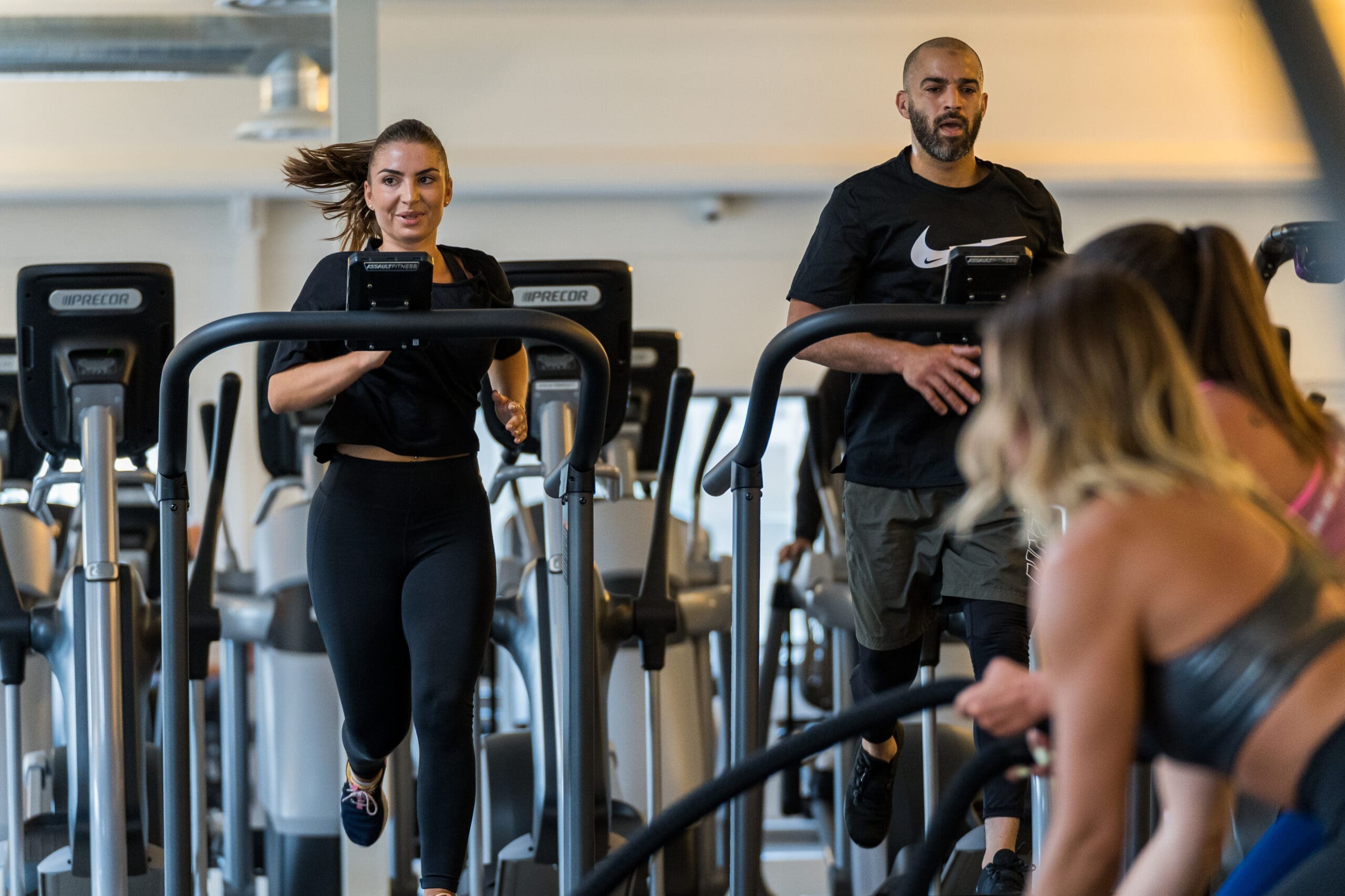 un homme et une femme sur un tapis de course