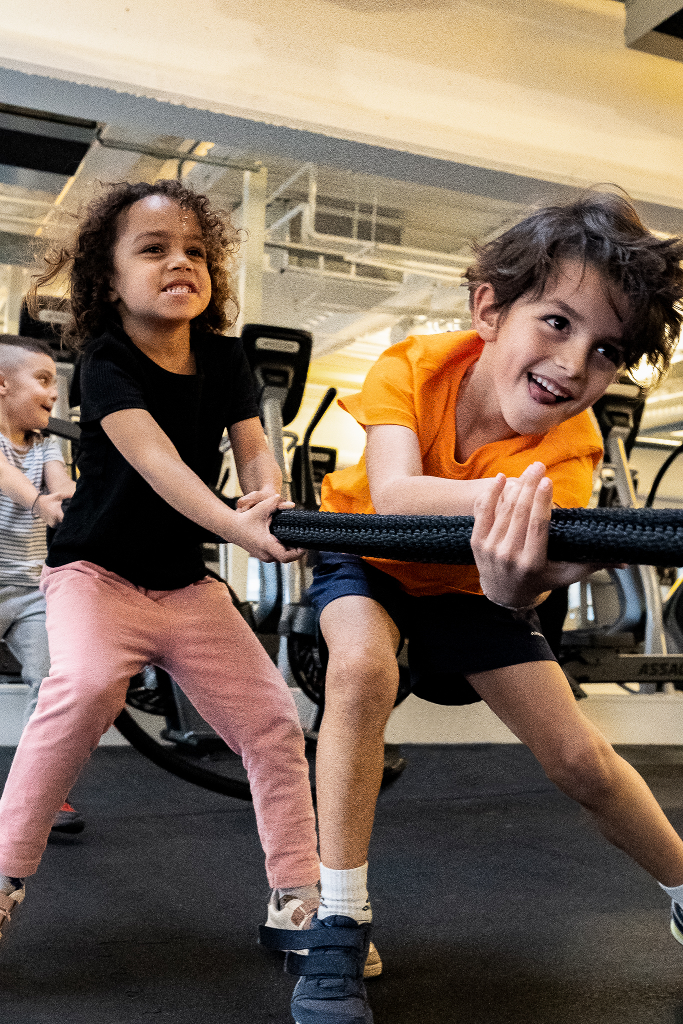 enfants s'entraînant en salle de sport
