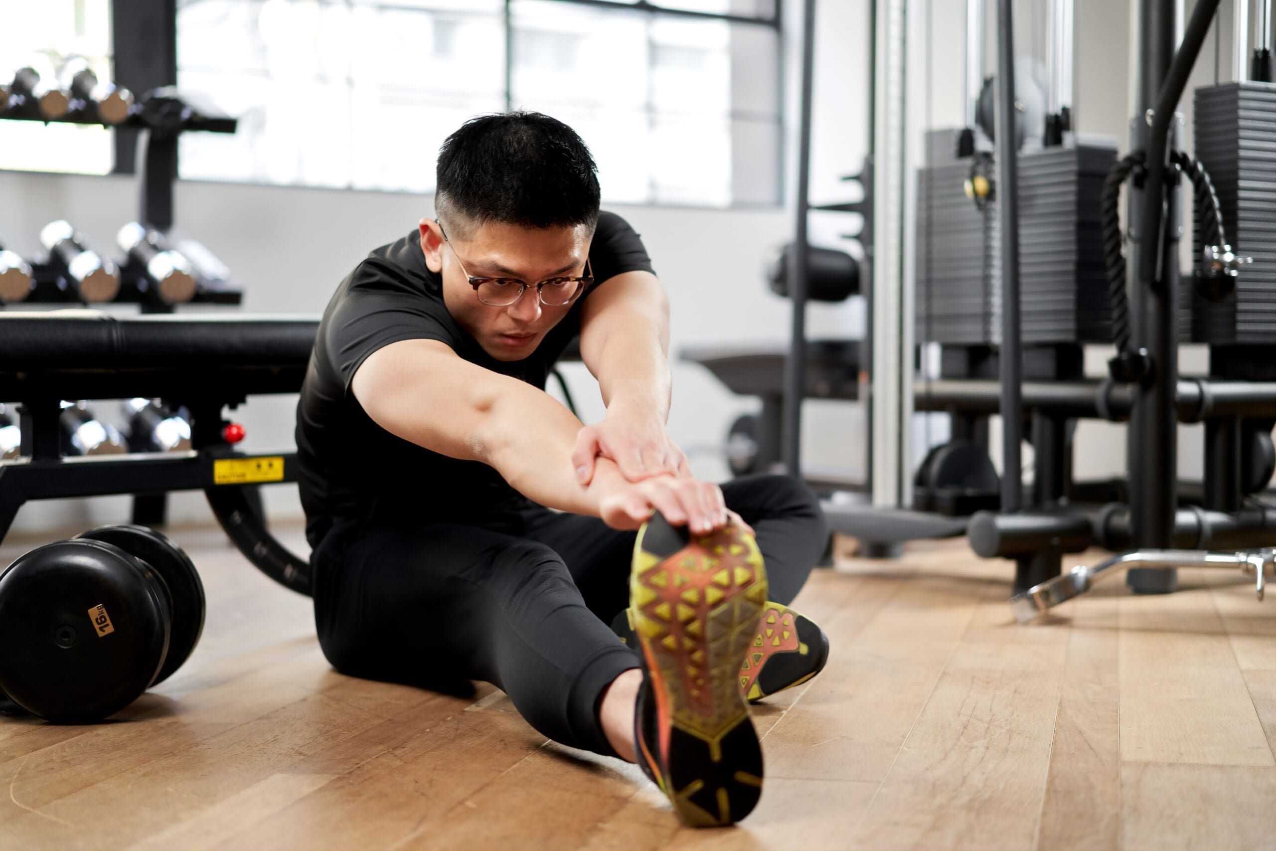 Homme sportif pratiquant de la gym douce