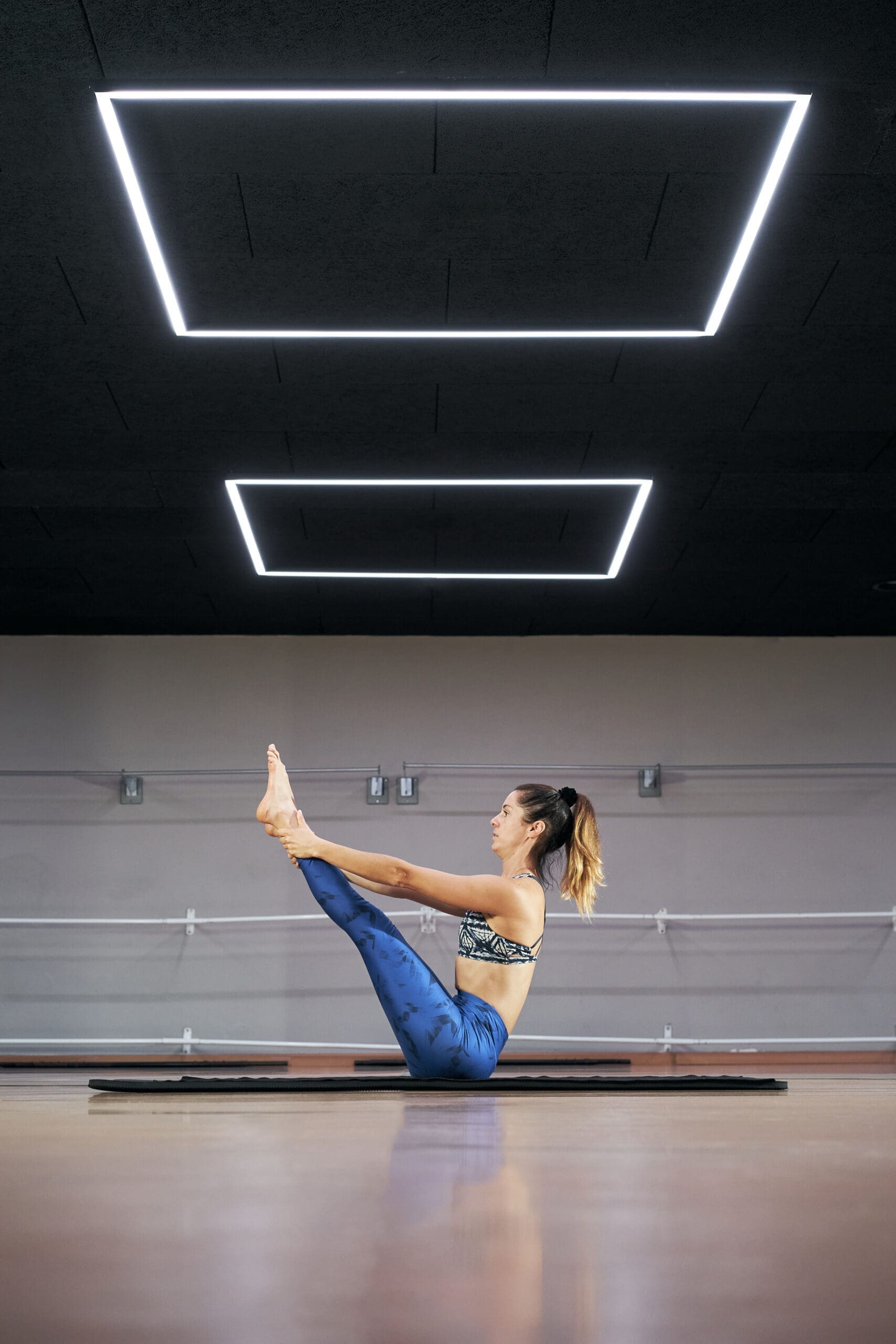 Femme faisant du pilates dans une salle de sport