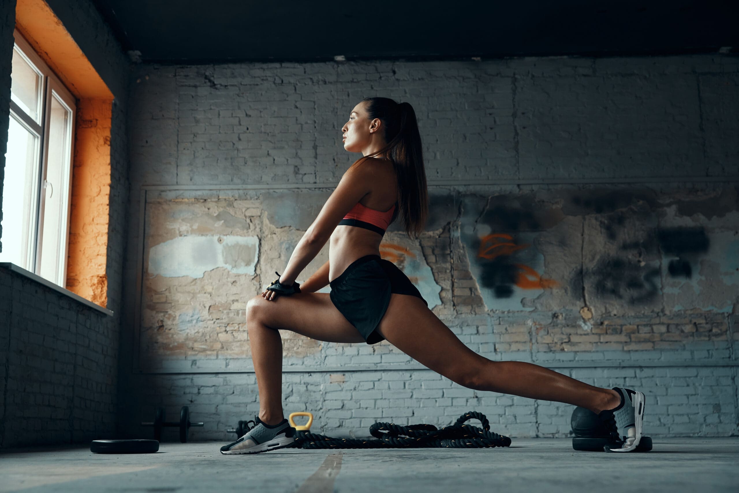 Femme s'étirant durant une séance de stretching postural