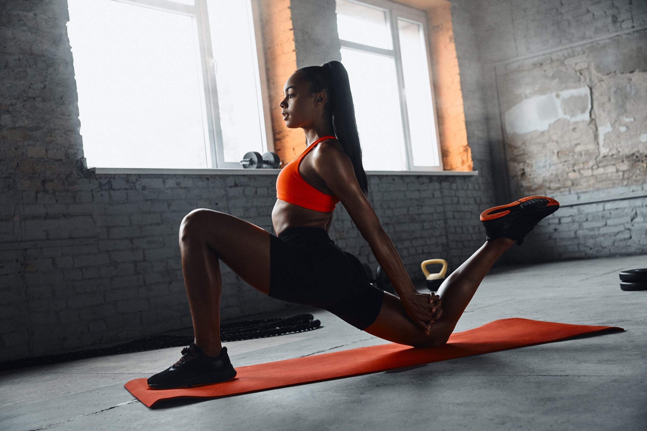Femme exercant du stretching postural