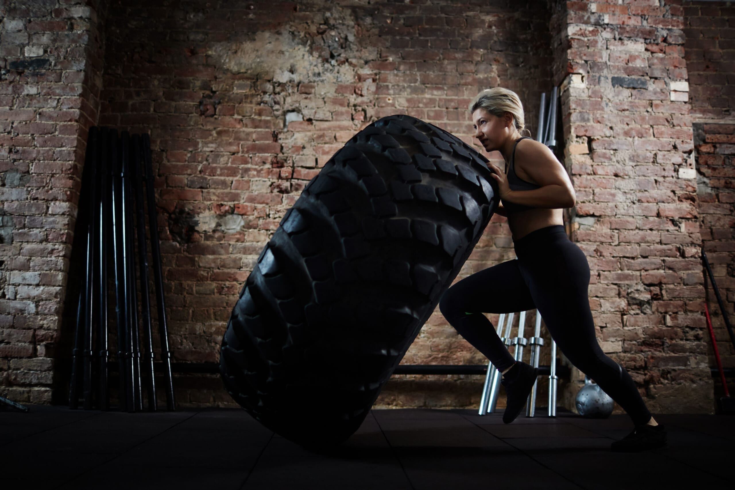 Femme en tenue de sport faisant un effort physique durant son time square cross training