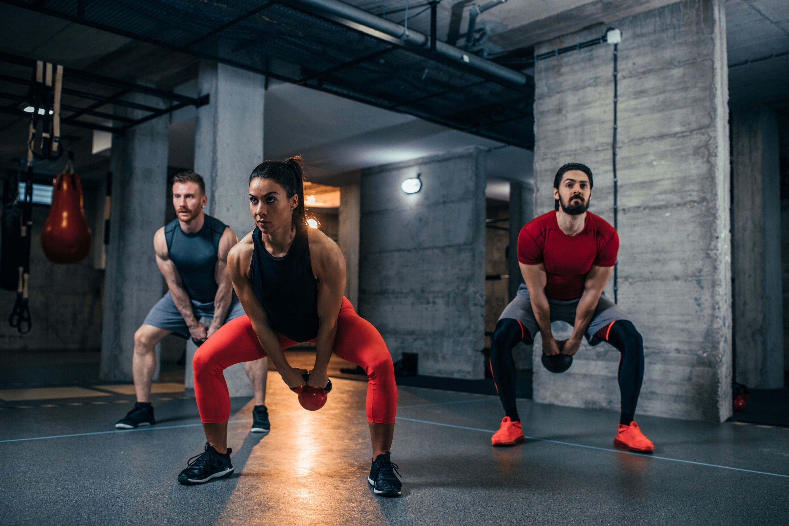 Groupe de sportifs pendant un cours d'aleop force