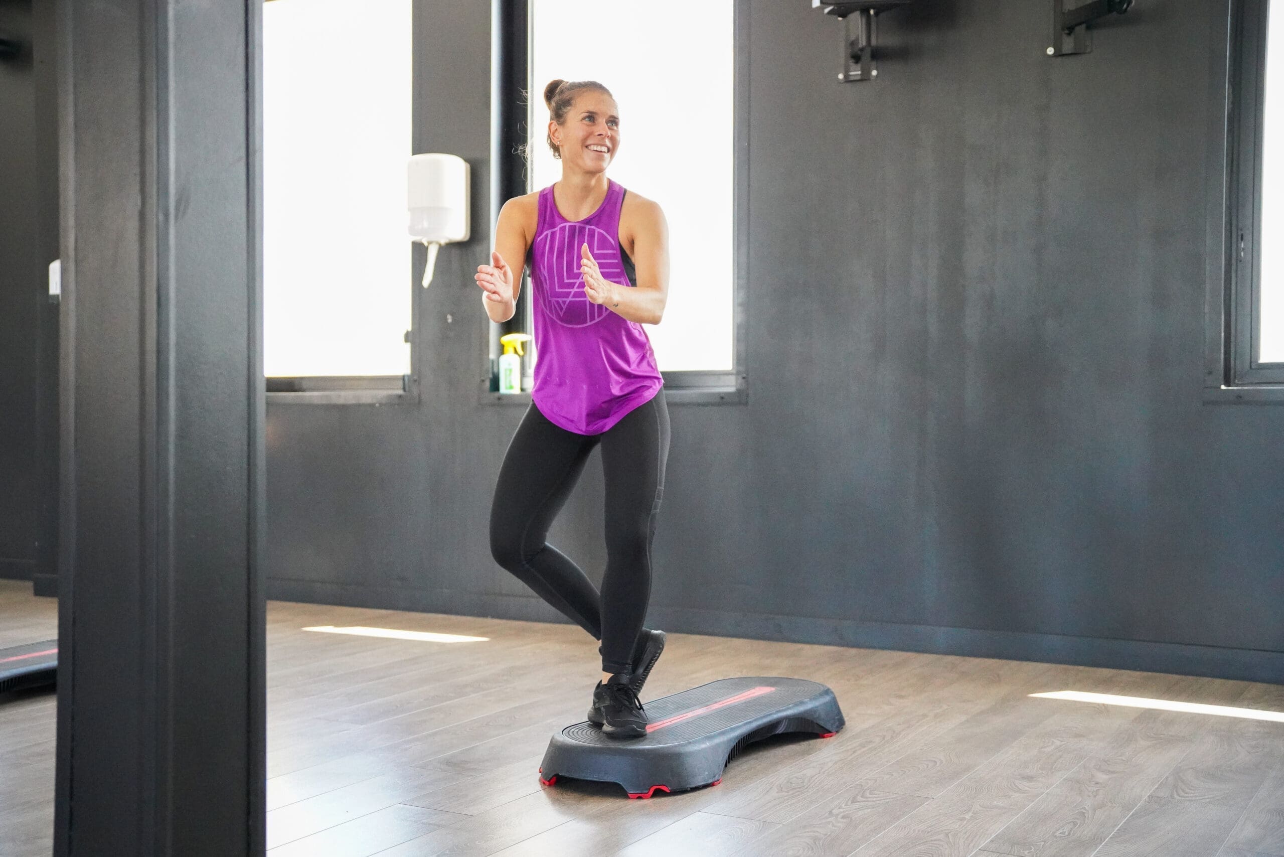 Femme faisant un cours de step