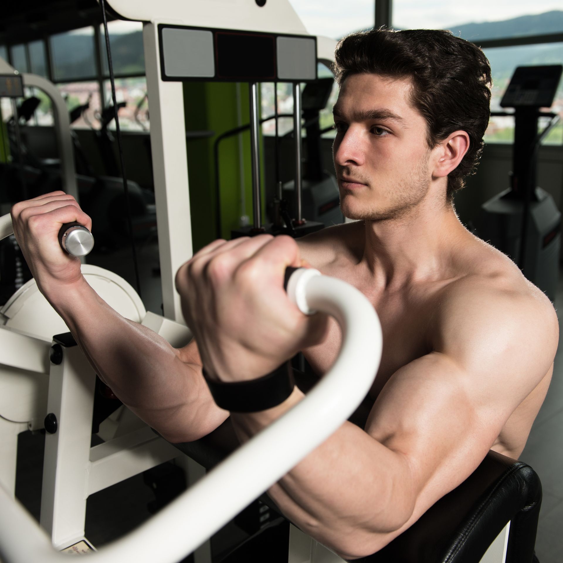 machines bras en salle de sport