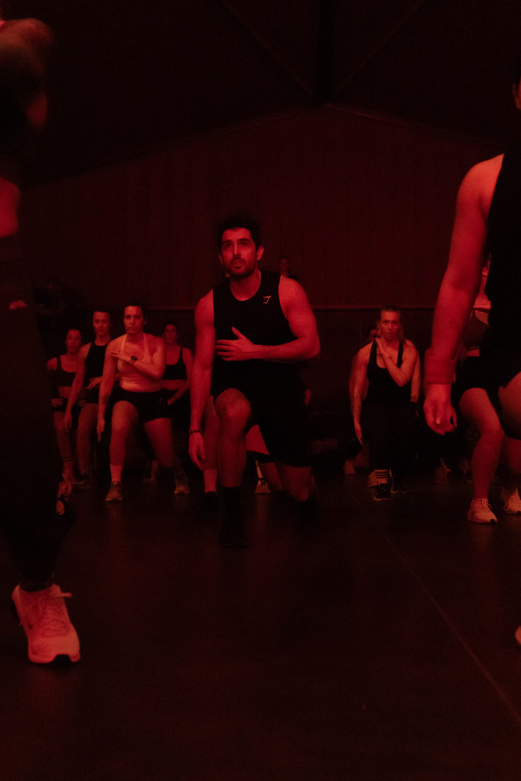 Cours collectif en ambiance rouge au FitDay Bordeaux