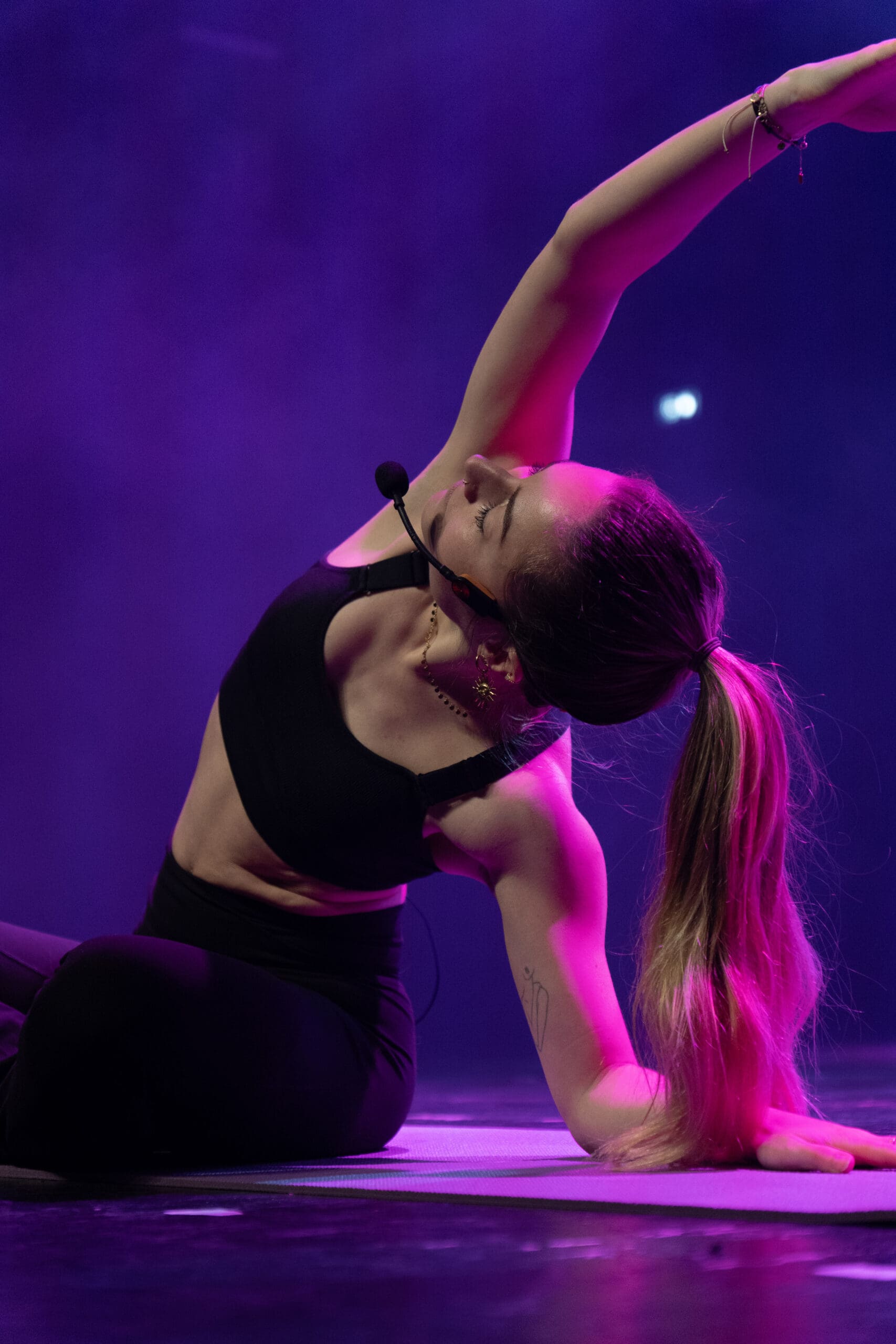 Séance de stretching en lumière violette au FitDay