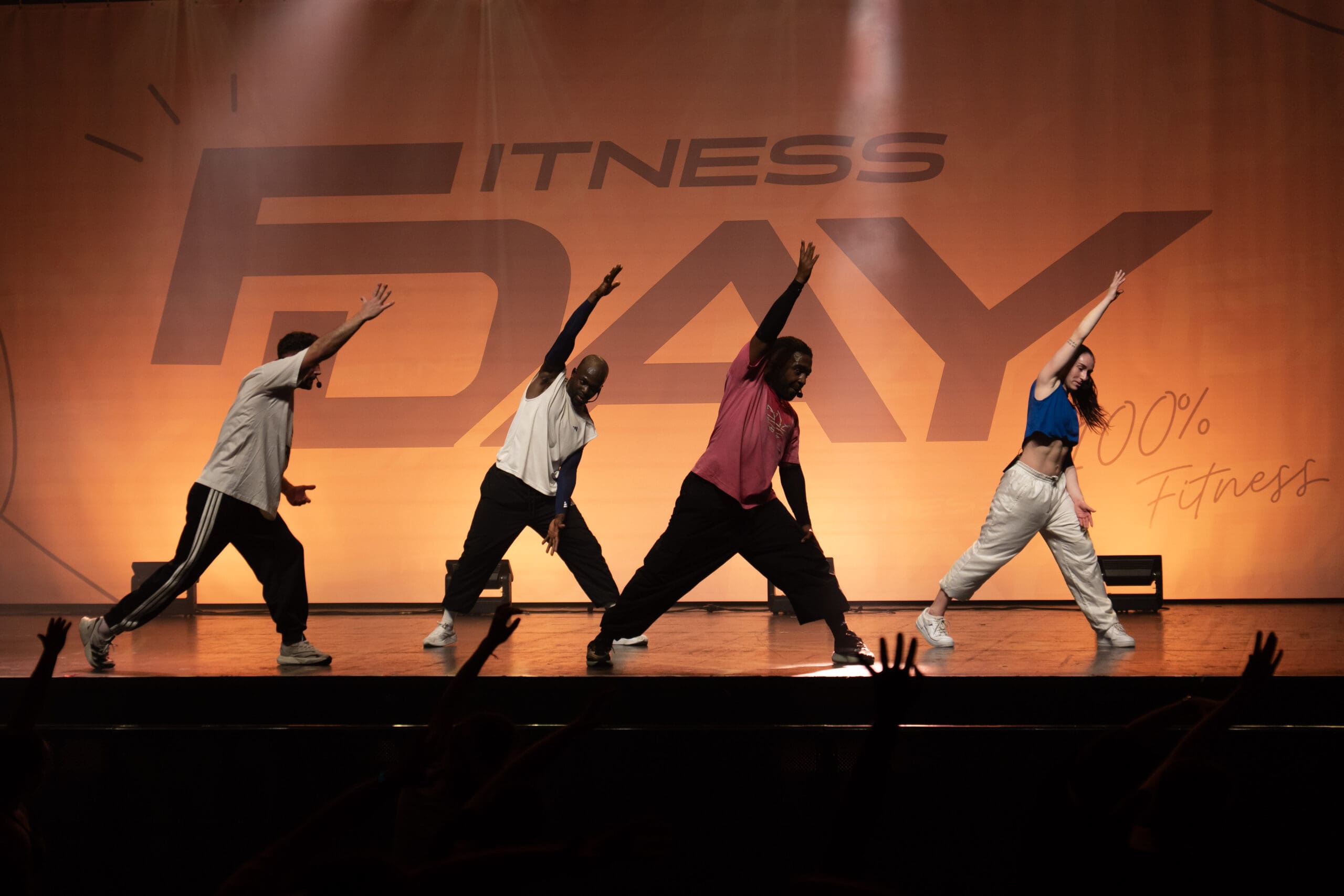 Fitness Day 100% Fitness avec danseurs sur scène