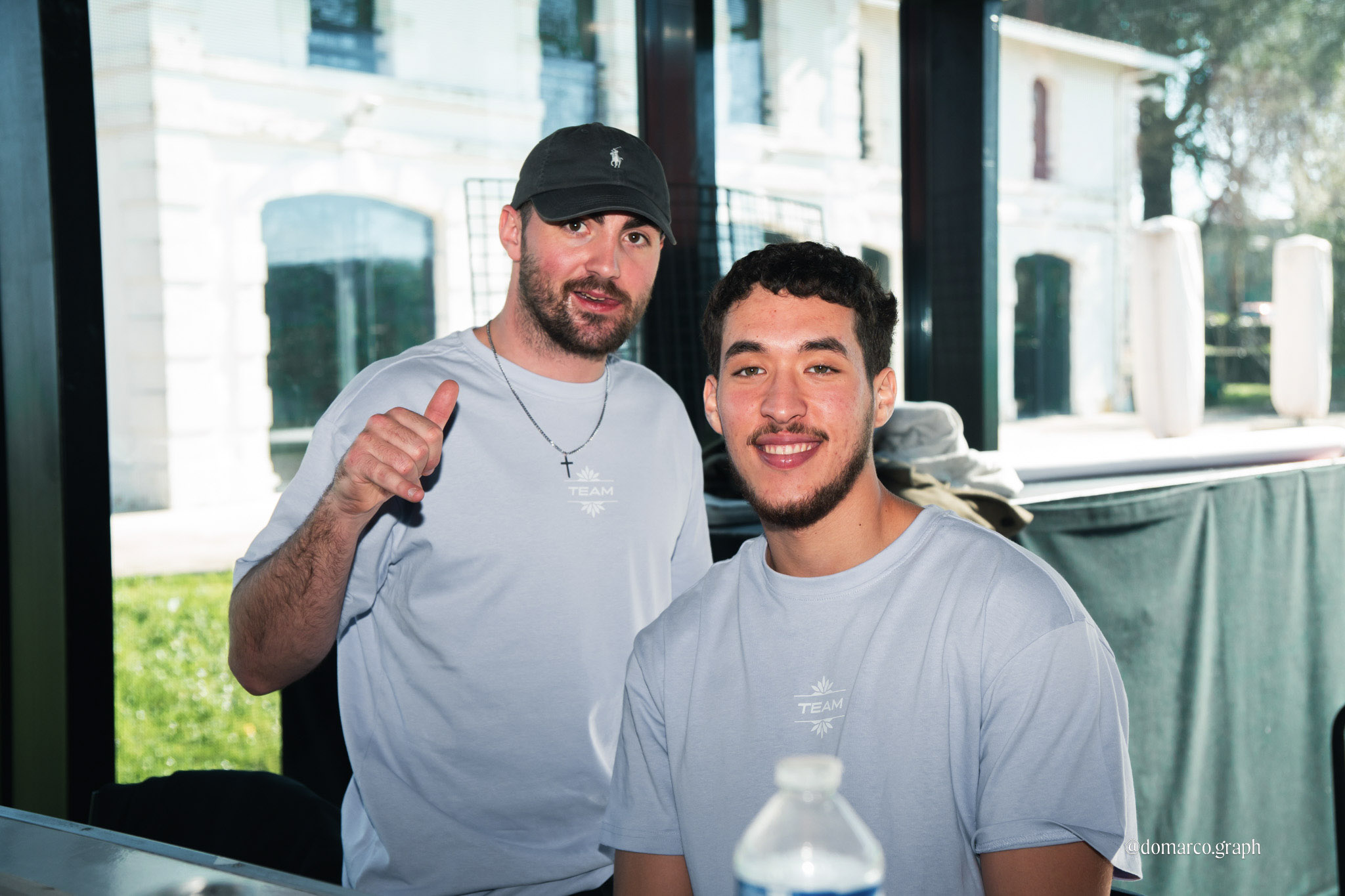 Membres de l'équipe Square Gym à l'extérieur du Rocher Palmer