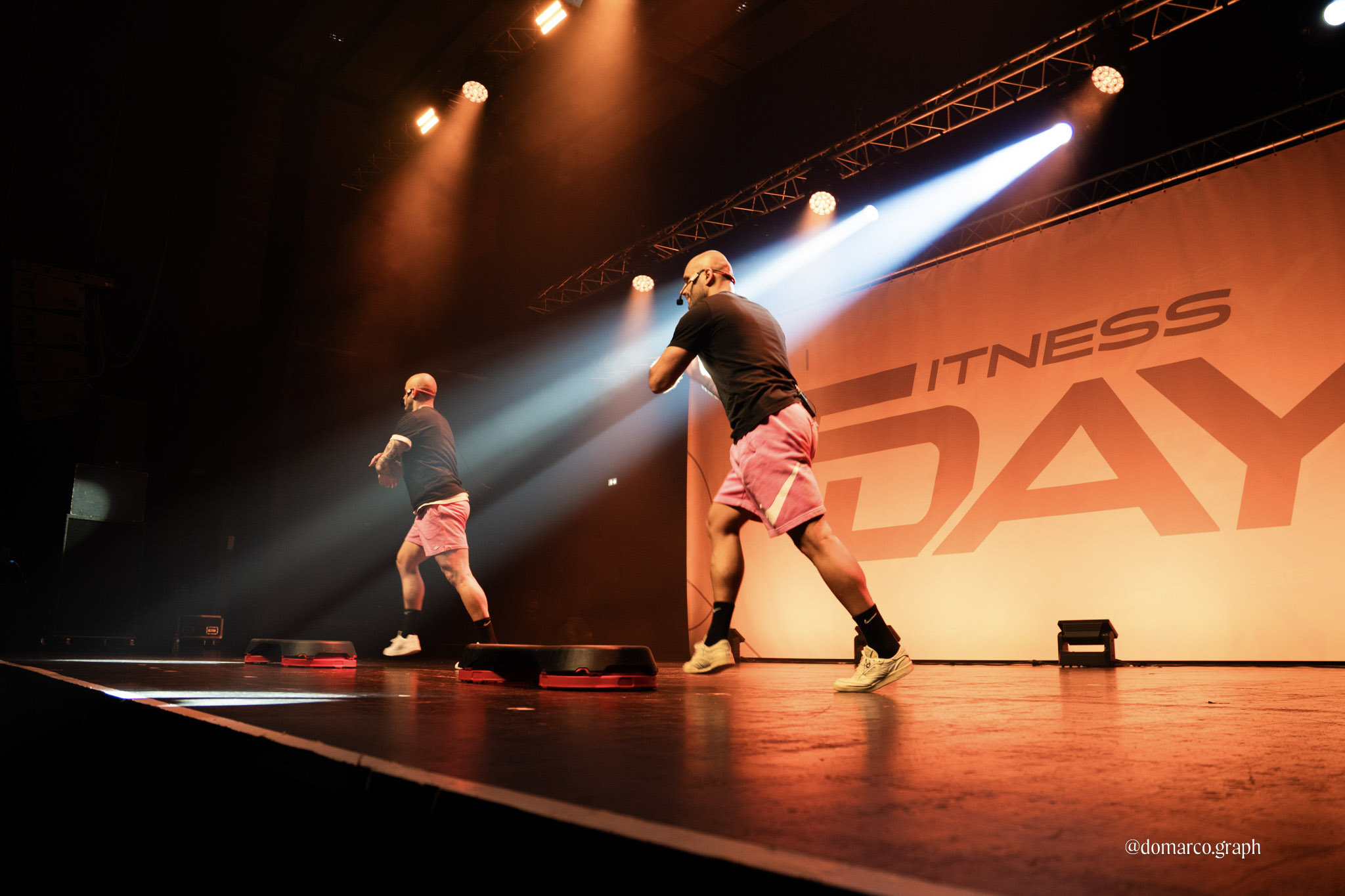 Cours de step sur scène au Fitness Day Bordeaux